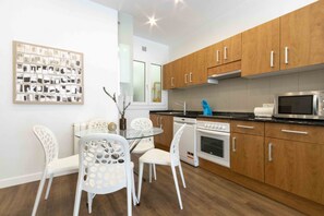 Een koelkast, een microgolfoven, een oven, een vaatwasser