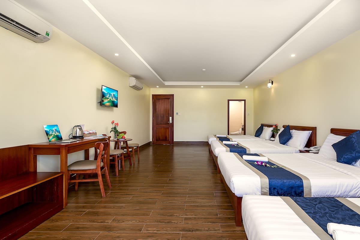 Kamar Keluarga | Minibar, meja kerja, tirai kedap cahaya, dan Wi-Fi gratis