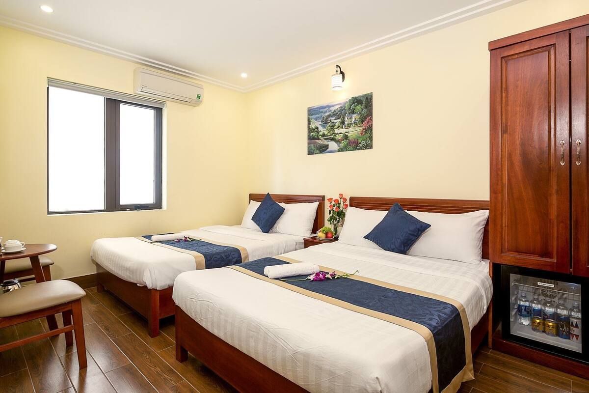 Minibar, meja kerja, tirai kedap cahaya, dan Wi-Fi gratis