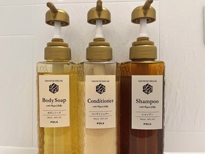 أحواض استحمام، مستلزمات مجانية للعناية الشخصية، مجففات شعر، خف للقدمين