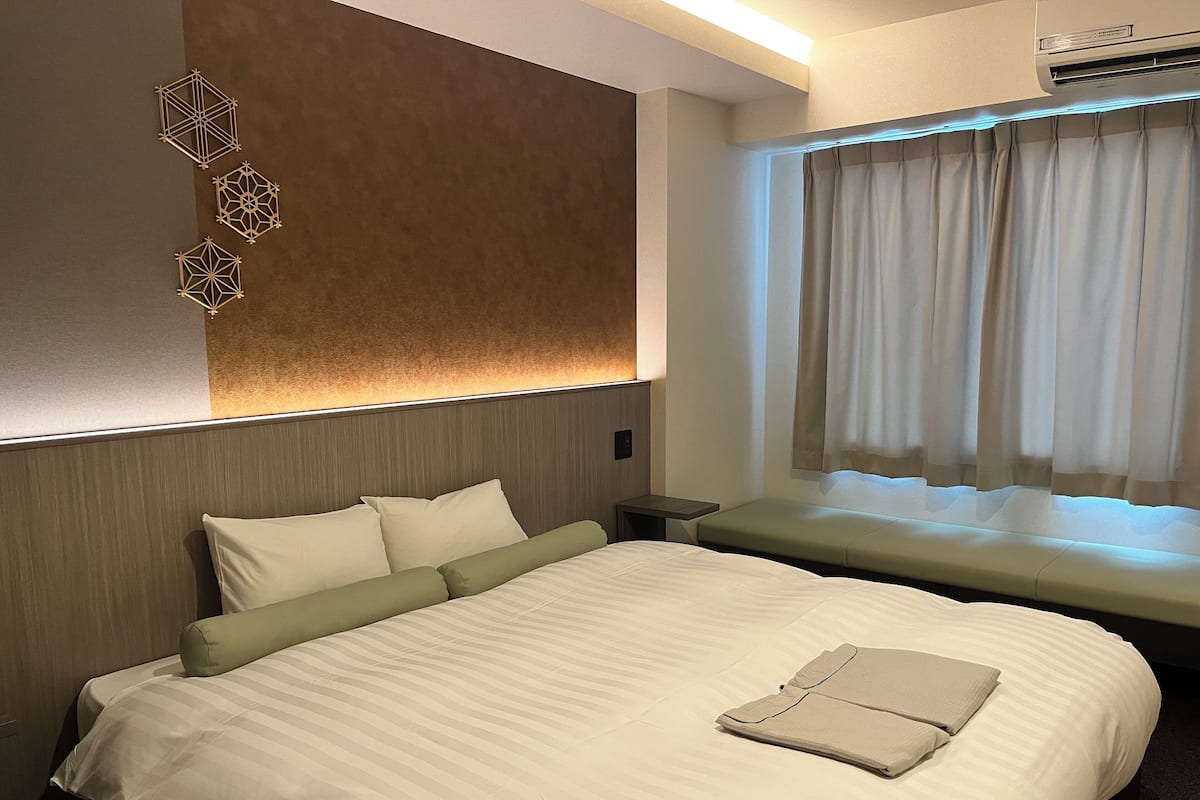 Doppia Standard | Copriletto in piuma, tende oscuranti, Wi-Fi gratuito, lenzuola