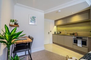 Réfrigérateur, micro-ondes, plaque de cuisson, grille-pain