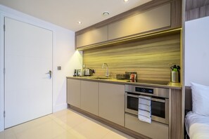 Réfrigérateur, micro-ondes, plaque de cuisson, grille-pain