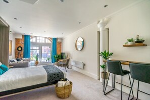 1 chambre, fer et planche à repasser, accès Internet