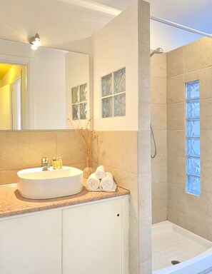 Regadera, secadora de cabello, bidet, toallas 