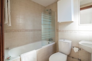 Combined shower/bathtub, hair dryer, towels - 3 Bed, 3 Bath Modern Stone Villa with Private Infinity Pool (Paphos)