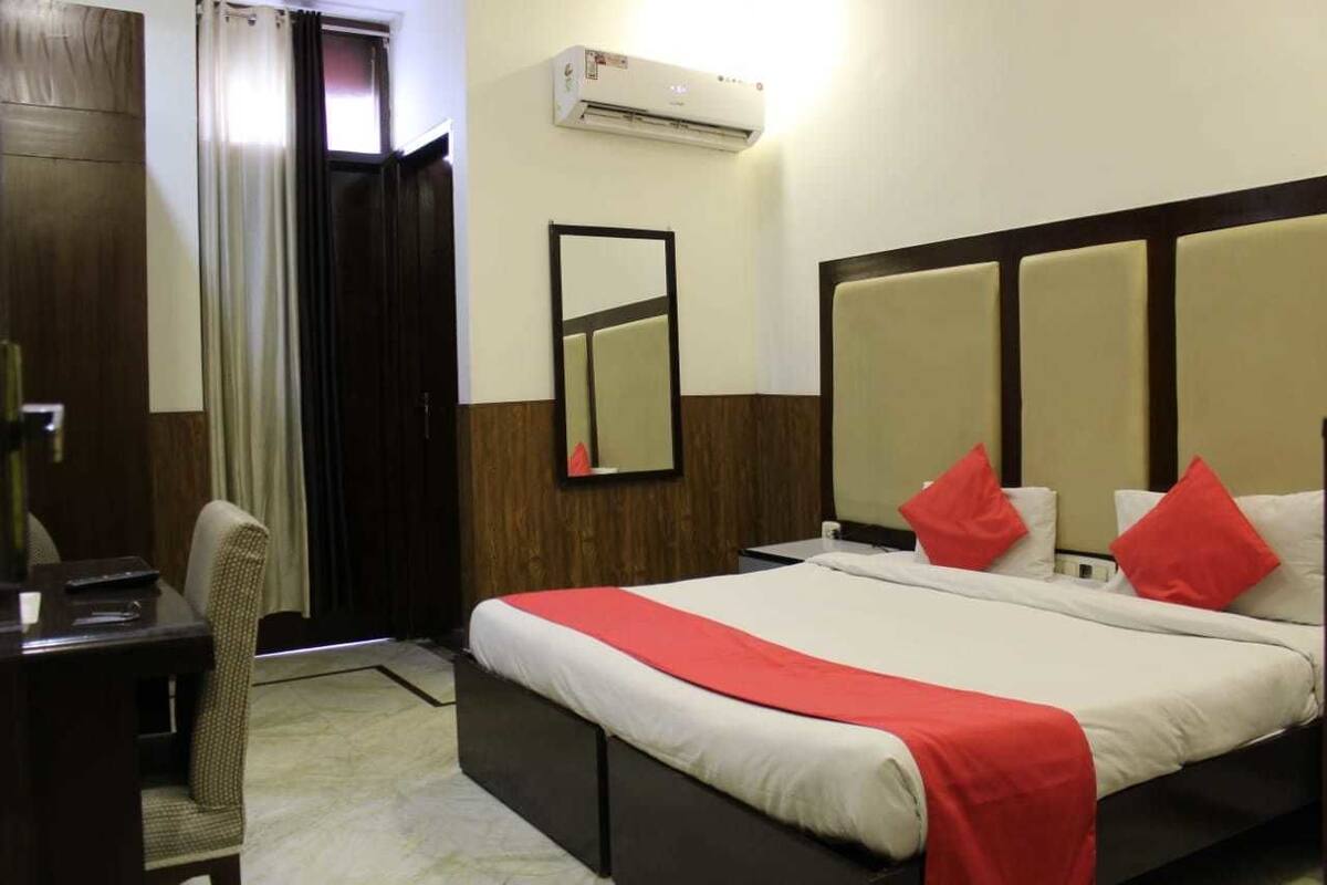 Deluxe Room, 1 King Bed, City View | In-room safe, individually decorated, individually furnished, desk