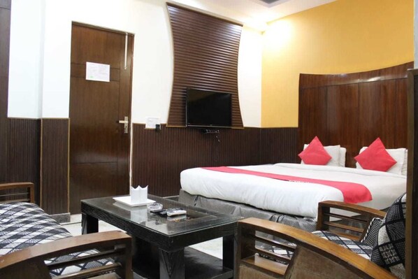 Classic Room, 1 King Bed, City View | In-room safe, individually decorated, individually furnished, desk - AIRPORT HOTEL JINDAL PALACE (New Delhi)