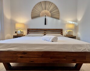 3 slaapkamers, een strijkplank/strijkijzer, gratis wifi, beddengoed