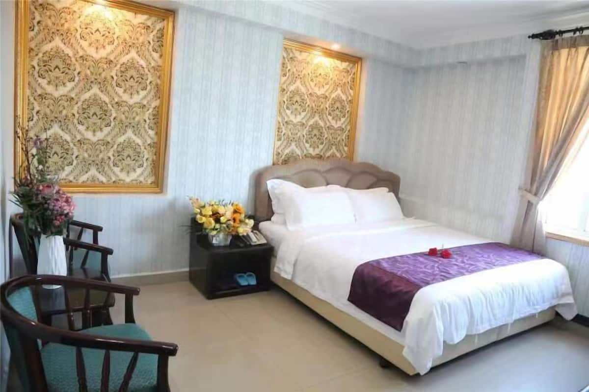 Minibar, in-room safe, desk, free WiFi