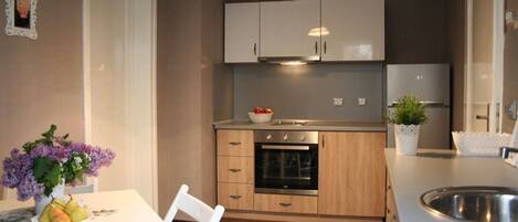 Fridge, oven, stovetop, electric kettle