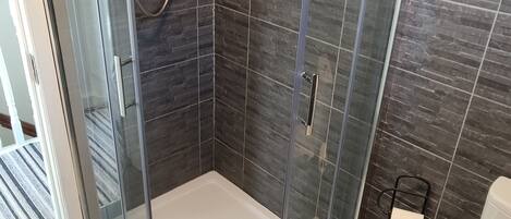 Dusche, Haartrockner, Handtücher, Seife