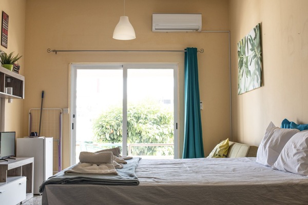 1 soveværelse, pengeskab på værelset, skrivebord, strygejern/strygebræt