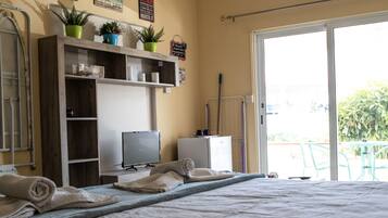 1 slaapkamer, een kluis op de kamer, een bureau