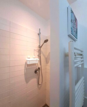 Dusche, Haartrockner, Bidet, Handtücher