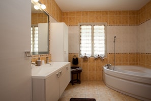 Baignoire, sĂšche-cheveux, serviettes fournies, savon