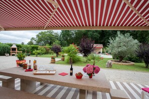 Outdoor dining - Sarlat 3-bedroom villa with private heated pool and large garden (Sarlat-La-Canéda)