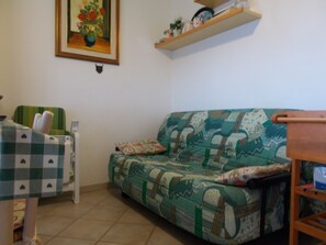 Fernseher, DVD-Player, Bücher, Stereoanlage