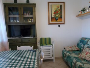 Fernseher, DVD-Player, Bücher, Stereoanlage