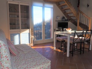 Fernseher, Bücher, Stereoanlage