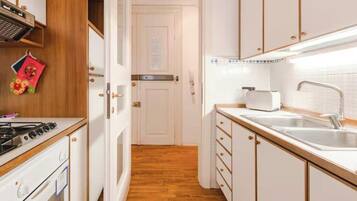 Frigorifero, forno, piano cottura, lavastoviglie