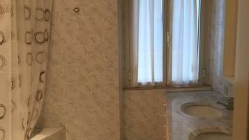 Sèche-cheveux, serviettes fournies, savon, shampoing