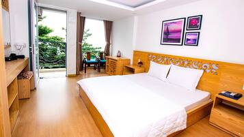 Camera Deluxe, vista mare | Minibar, una scrivania, postazione laptop, Wi-Fi gratuito