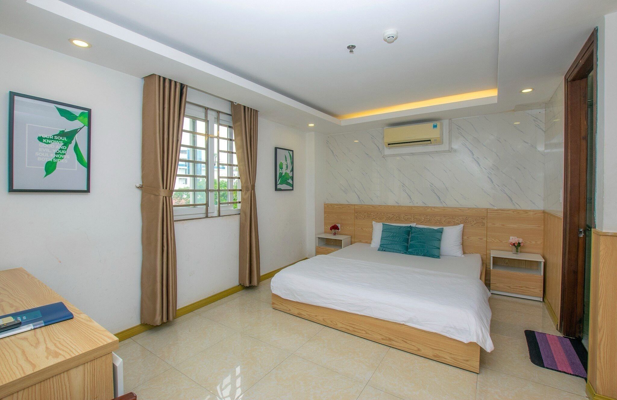 Quarto superior, vista para a cidade | Frigobar, escrivaninha, espaço de trabalho para notebook