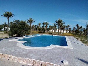 Outdoor pool, pool umbrellas, sun loungers - Houch La Driba (Djerba Midun)