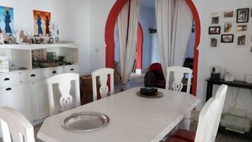 Vila | Makan di kamar