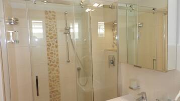 Douche, sĂšche-cheveux, serviettes fournies, savon