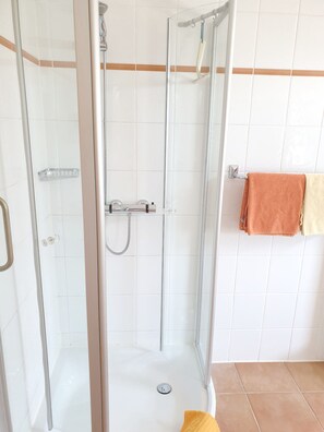 Douche, sèche-cheveux, serviettes fournies, savon