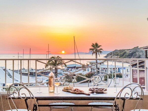 Outdoor dining - Lovely apartment for 5 people with pool, WIFI, TV and patio (Six-fours-les-plages)