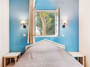 2 bedrooms, travel cot, WiFi, bed sheets