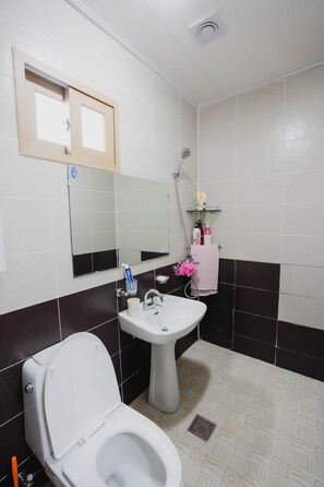 Shared Dormitory, Women only (4 people) | Bathroom - Panda Guesthouse - Hostel (Gwangju)