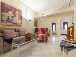 TV - FANTASTIC APT 2 BED CENTRO SEVILLA, PARKING OPC (Sevilla)