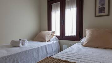 2 dormitorios, tabla de planchar con plancha, Internet y ropa de cama