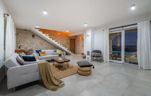 Télévision, cheminée, table de tennis de table