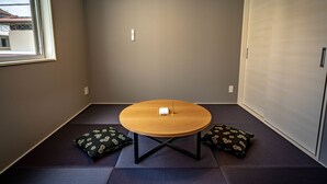 書桌、免費 Wi-Fi、床單