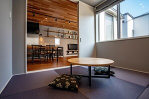 Escritorio, wifi gratis y ropa de cama