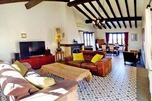 Televisión y chimenea 