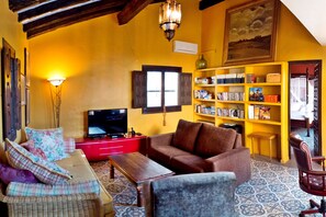 Televisión y chimenea 