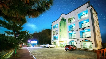 Front of property โ evening/night