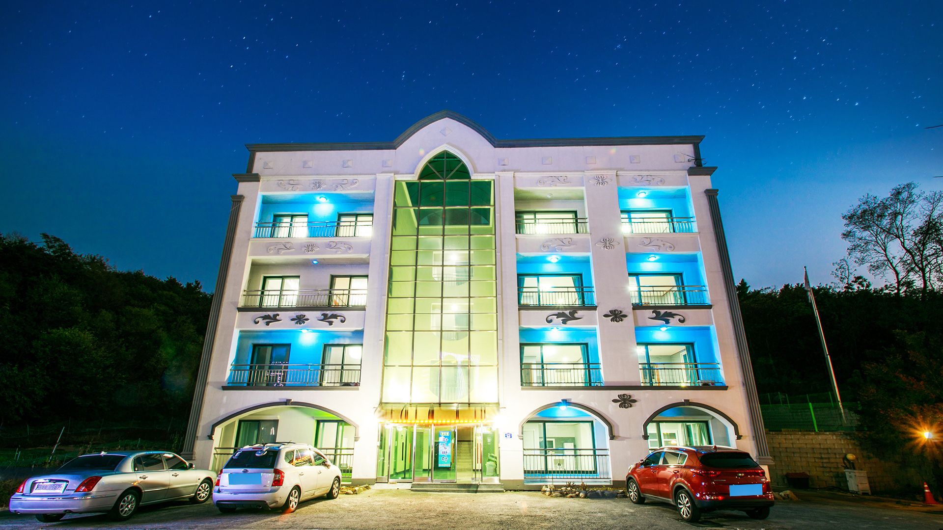 숙박 시설 정면 - 저녁/밤