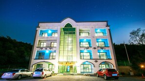 Mặt tiền nơi lưu trú - ban đêm