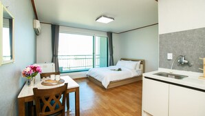 32-inch flat-screen TV with cable channels, TV - Sky Sea Pension (Sokcho)
