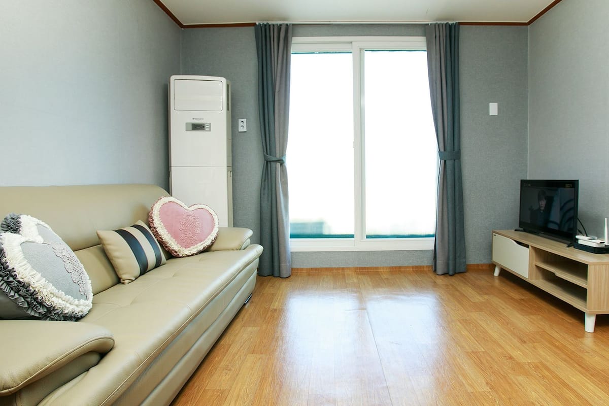 House, 2 Bedrooms (Sky - #201) | Living room | 32-inch flat-screen TV with cable channels, TV