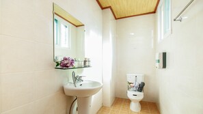 Shower, free toiletries, hair dryer, towels - Sky Sea Pension (Sokcho)