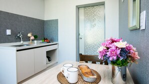Fridge, microwave, stovetop, electric kettle - Sky Sea Pension (Sokcho)