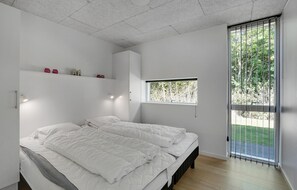 3 bedrooms, travel crib, free WiFi - Gorgeous home in Hemmet with sauna (Hemmet)